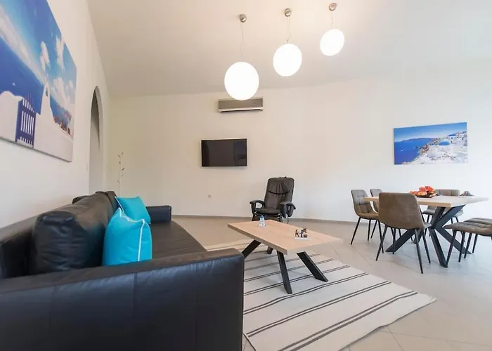 Santorini Pictures * Emborió